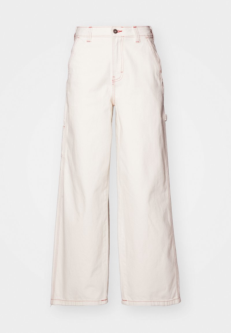 Wijduitlopende witte denim broek met rode steken, voorzien van een hoge taille, sluiting met een knoop aan de voorkant en zijzakken. Gemaakt van textiel katoen.