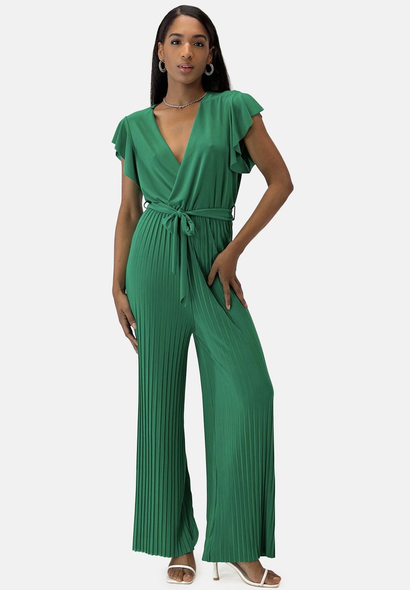Mono verde con pliegues, escote en V, mangas con volantes y cintura ajustada. Fabricado en tejido suave, presenta pantalones de pierna ancha.