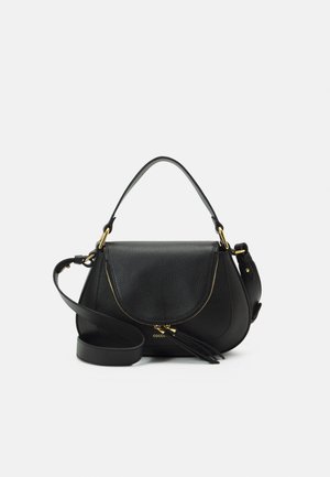 Sac à main en cuir noir avec une forme structurée, des accents en métal doré, une fermeture à rabat courbé et une bandoulière amovible.