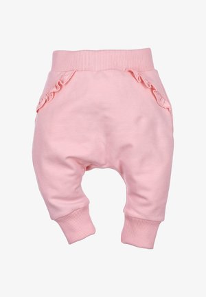 Roze katoenen babybroek met geribbelde tailleband en manchetten, voorzien van ruches aan de zijkanten voor extra textuur.