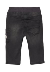 Zwarte denim short met een rekbare tailleband, achterzakken en een panda-motief op de linker zak. Soepele textuur, knielengte.