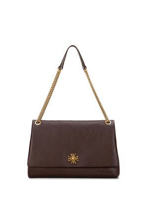 Donkerbruine leren handtas met gouden kettinghengsel en gouden embleemdetail op de voorklep, weergegeven tegen een witte achtergrond.