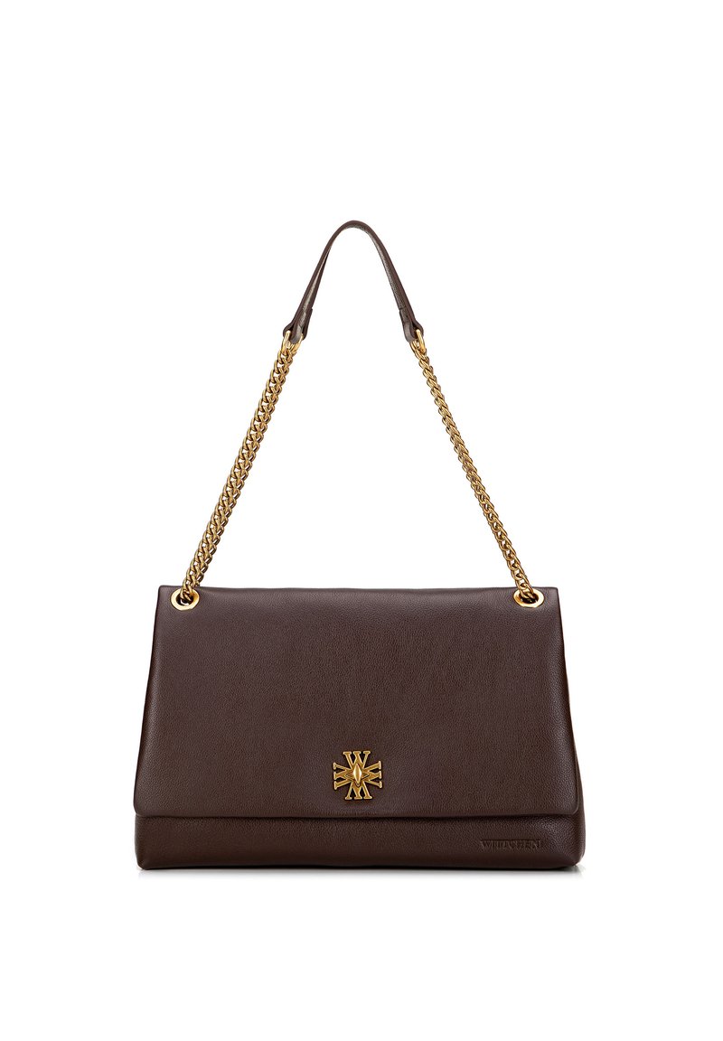 Donkerbruine leren handtas met gouden kettinghengsel en gouden embleemdetail op de voorklep, weergegeven tegen een witte achtergrond.