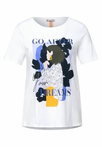 Bílý bavlněný tričko s krátkým rukávem, které obsahuje grafický design ženy, text "JDI ZA SVÝMI SNY" a barevné abstraktní tvary.