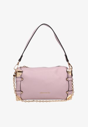 Borsa a tracolla in pelle rosa chiaro con hardware dorato, tracolla a catena e accenti neri. Presenta una superficie liscia e dettagli del logo sulla parte anteriore.