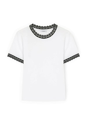 Weißes Kurzarmhemd mit schwarzem und weißem gewelltem Besatz am Kragen und an den Ärmelsäumen, flach auf weißem Hintergrund liegend.