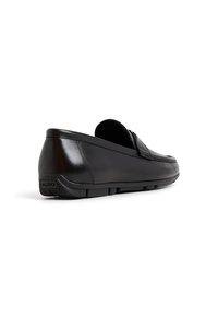 Sorte læder loafers med et strømlinet design, buet silhuet, detaljeret syning og struktureret gummisål for godt greb.