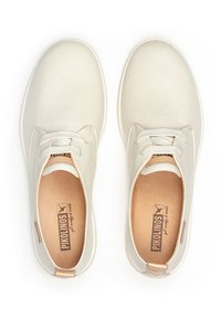 Sneaker beige chiaro con tomaia perforata, materiale testurizzato, forma arrotondata, lacci color crema e dettagli in pelle marrone chiaro. Presenta una soletta imbottita.