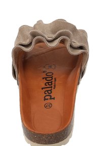 Beige suède sandaal met een gerimpelde bovenkant, kurkachtige hak en een soepel leren interieur. Inclusief "palado" logo op de binnenzool.