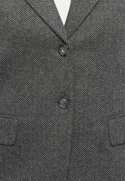Grijze blazer met een visgraatpatroon, voorzien van twee zwarte knopen en twee voorflapzakken, weergegeven van halverwege de torso tot de kraag.