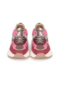 Zapatillas deportivas en tonos rosa y marrón con paneles de malla, acentos texturizados, detalles reflectantes y suela acolchada, que presentan un diseño de cordones único.
