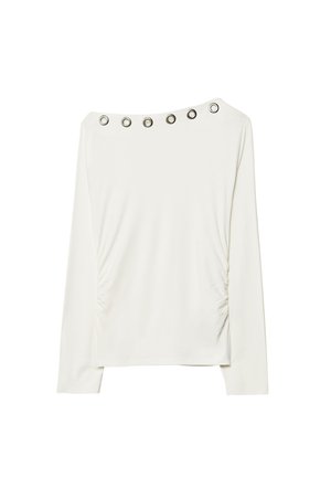 Witte lange mouwtop met een brede, off-shoulder halslijn. Beschikt over metalen oogjes langs de halslijn en ruches aan de zijkant.