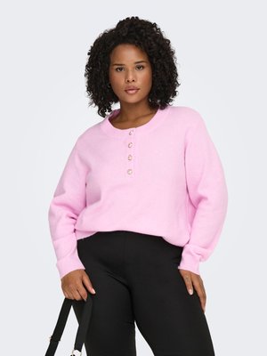 Maglione rosa lavorato a maglia con scollo tondo, caratterizzato da bottoni dorati e una vestibilità morbida, abbinato a pantaloni neri a vita alta.