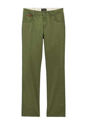Olijfgroene rechte broek met steekzakken aan de voorkant, riemlussen, knoopsluiting en Wrangler-logo op de tailleband.