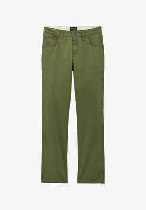 Olijfgroene rechte broek met steekzakken aan de voorkant, riemlussen, knoopsluiting en Wrangler-logo op de tailleband.