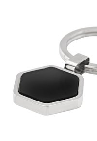 Hexagonvormige sleutelhanger met een glanzend zwarte oppervlakte en glanzende zilveren metalen accenten. Het ontwerp is elegant met een gladde textuur.