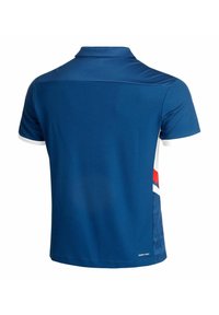 Camisa polo azul marino con un cuello clásico, mangas cortas con acentos blancos y un detalle de diseño rojo en el lateral, fabricada con tejido transpirable.