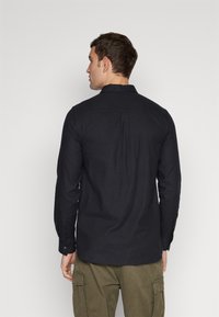 Lyle & Scott PLAIN SHIRT - Camisa - saddle