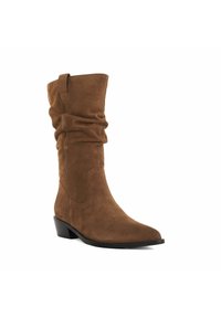 Bottes en daim marron mi-mollet au design décontracté, avec un bout pointu et un petit talon carré. Elles présentent des coutures minimales et une languette.
