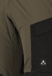 Olijfgroene shorts met een zwarte patchzak. Bevat gestikte details en een logolabel aan de onderlinkerkant. Duurzaam, lichtgewicht materiaal.