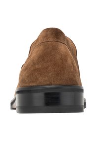 Ruskea mokkanahkakenkä pyöreällä varvalla, jossa on musta kiillotettu korko ja vähäisiä ompelutietoja. Takaviistoa korostettu.