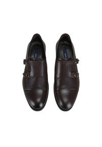 Donkerbruin lederen schoenen met een gladde afwerking, voorzien van twee verstelbare gespen, ronde neuzen en een stevige zwarte zool.