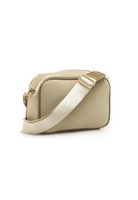 Bolso bandolera beige con forma rectangular, textura mate suave y una correa ancha con detalles metálicos dorados.