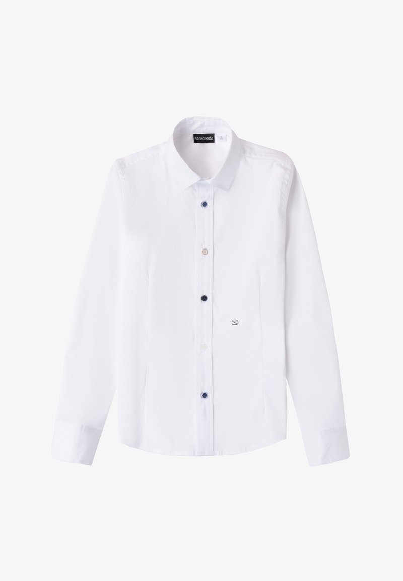 Biała koszula z długim rękawem, zapinana na guziki, z jasnoniebieskim kołnierzykiem i mankietami. Wyróżniające się guziki w odcieniach niebieskiego i beżowego. Miękka tekstura materiału.