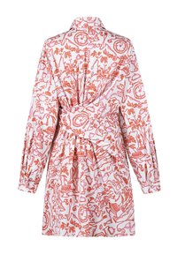 Robe blanche avec des motifs en lignes rouges complexes, dotée d'un col, de manches longues et d'un design de dos froncé pour ajouter de la texture.