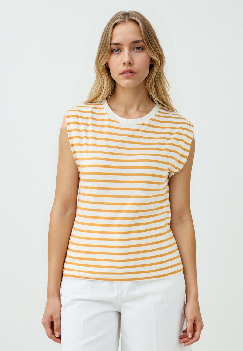 Gestreepte mouwloze top in crème en oranje, met een ronde halslijn en een getailleerde pasvorm. Zachte, lichte stof met een gladde textuur.