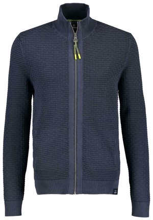 Marineblauer strukturierter Strick-Zip-Pullover mit hohem Kragen, gerippten Bündchen und Saum sowie Reißverschluss-Zügen mit neongelb akzentuierten Zippern.
