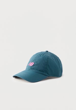 Týrkysová basbaľová ciapka s oblou čiapkou a růžovou logom New Balance výšitou na prednej strane, na bielom pozadí.