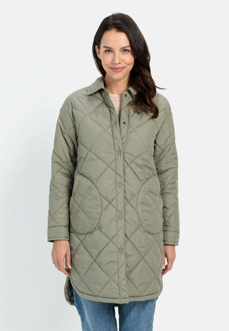 Gequilted, olijfgroene jas met een knopenfront, puntige kraag en ronde zakken; heeft een middellange uitstraling en een soepele textuur.
