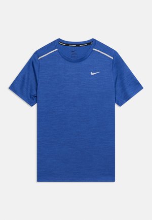 Niebieska koszulka do biegania Nike Dri-FIT z krótkim rękawem, okrągłym dekoltem i białym logo Nike swoosh na lewej piersi.