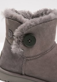 UGG MINI BAILEY BUTTON - Botines bajos - grey