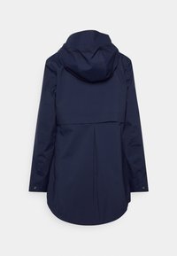 Imperméable long bleu marine avec capuche, détail d'ouverture au dos et poignets boutonnés, présenté de dos sur un fond uni.