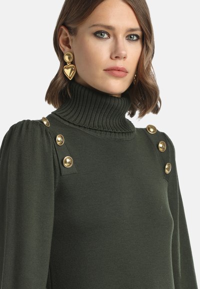 Dunkelgrüner Strickpullover mit hochrippigem Kragen, Schulterknöpfen und strukturierten Ärmeln. Verfügt über goldfarbene Hardware-Akzente.