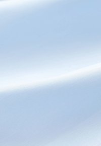 Tissu bleu clair lisse avec de légers plis et une texture subtile, suggérant du coton doux ou un matériau similaire.