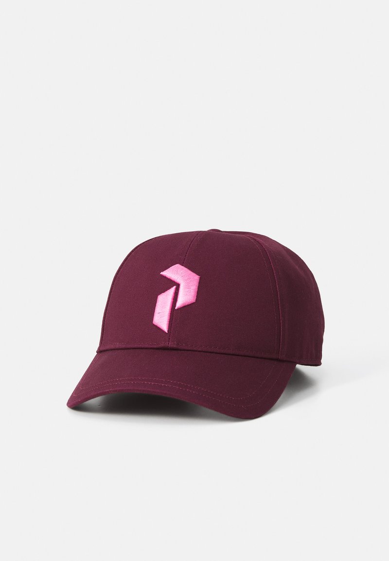 Mörkröd baseballkeps i tyg med en krökt skärm. Har en framträdande rosa broderad logotyp på framsidan.