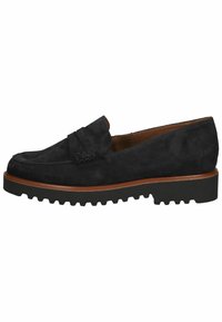 Mocassins en suede noir avec un simple détail de bande, semelle en caoutchouc et léger talon. Le design présente un dessus texturé et des lignes épurées.