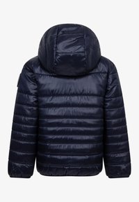 Ναυτικό μπουφάν με κουκούλα, με ραβδώσεις από πλισέ και λεία, γυαλιστερή επιφάνεια. Περιέχει ελαστικές μανσέτες για άνετη εφαρμογή.