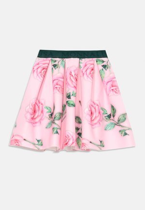 Falda plisada rosa con estampado de rosas; cuenta con una cinturilla elástica verde con marca en relieve; tejido suave y ligero.