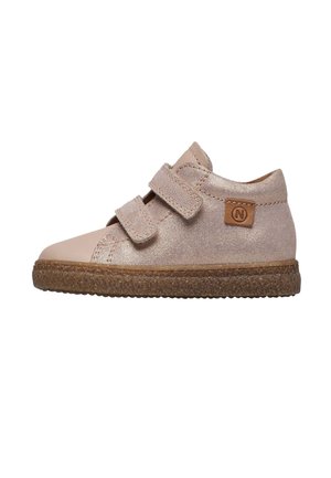 Chaussures avec fermeture Velcro, en tissu métallique rose, à bout rond et semelle texturée marron. Présente un patch logo sur le côté.