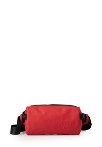 Borsa da cintura impermeabile rossa con zip nera, tracolla regolabile e logo in rilievo. Presenta una forma rettangolare e una texture liscia.