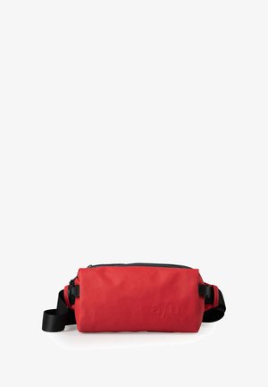 Rode waterdichte heuptas met een zwarte rits, verstelbare riem en reliëflogo. Heeft een rechthoekige vorm en een gladde textuur.