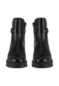 Melni ādas potītes zābaki ar sānu rāvējslēdzēju, plakanu gumijas zoli un dekoratīvu siksnu ar sprādzi. Gluda tekstūra, minimāls dizains.