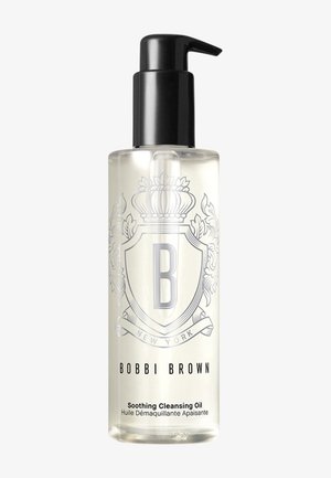 Heldere fles Bobbi Brown Soothing Cleansing Oil met zwarte pomp en zilveren kroonslogo op witte achtergrond.
