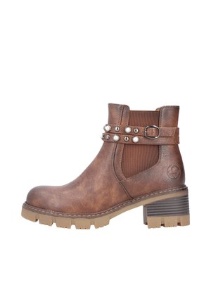 Bottines synthétiques brunes avec tige texturée, élastique sur les côtés, détail de sangle cloutée et semelle en caoutchouc épaisse. Talon avec un design à bout rond.