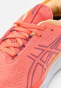 ASICS GEL NIMBUS 25 - Hardloopschoenen voor op de weg - papaya/violet quartz