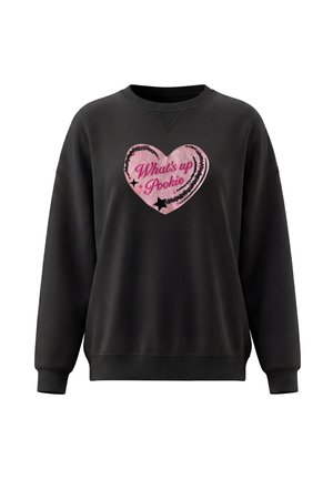 Sort crewneck-sweatshirt med et pink hjerte-design og teksten "What's up Pookie" omgivet af sorte stjerneskud på brystet.